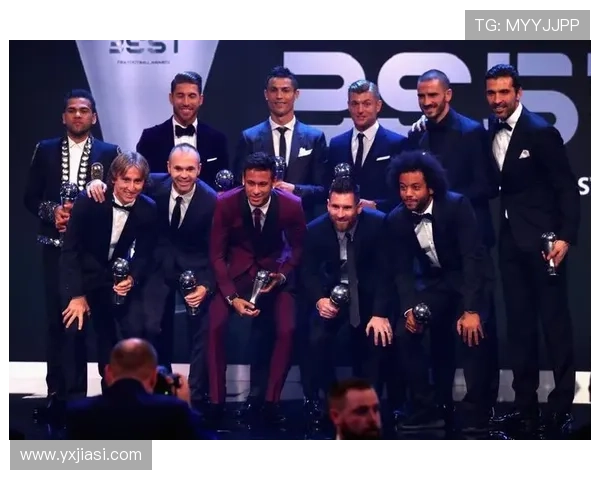 当世足球明星同框合影展现足坛风采与友谊的珍贵瞬间